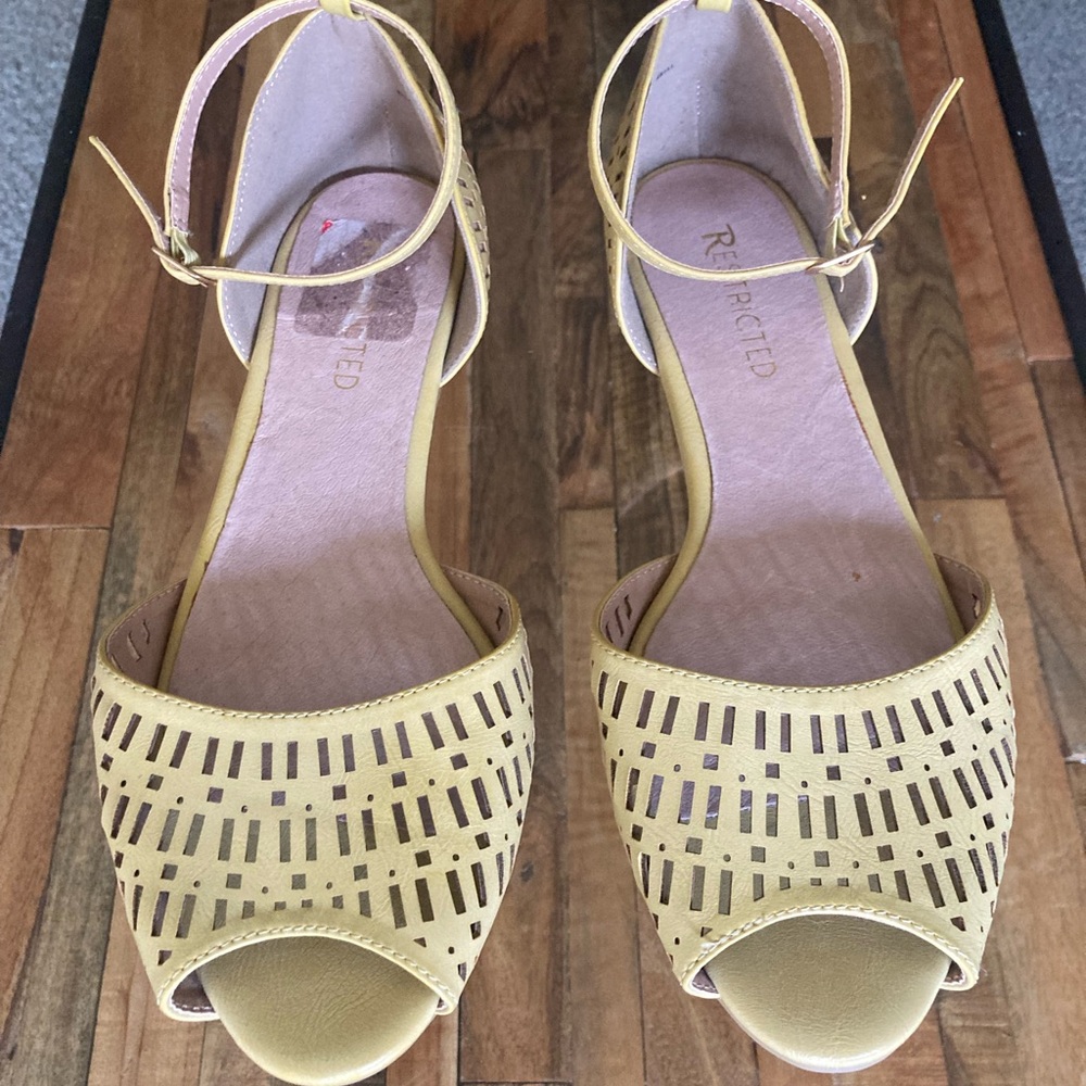 Restricted Women's Sandals